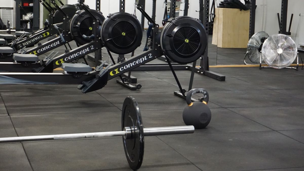 Evezőpadok, súlyzók és kettlebell az edzőteremben